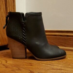 NIB Tommy Hilfiger Lyra2 Black Ankle Booties with Tan Heel. 8.5M